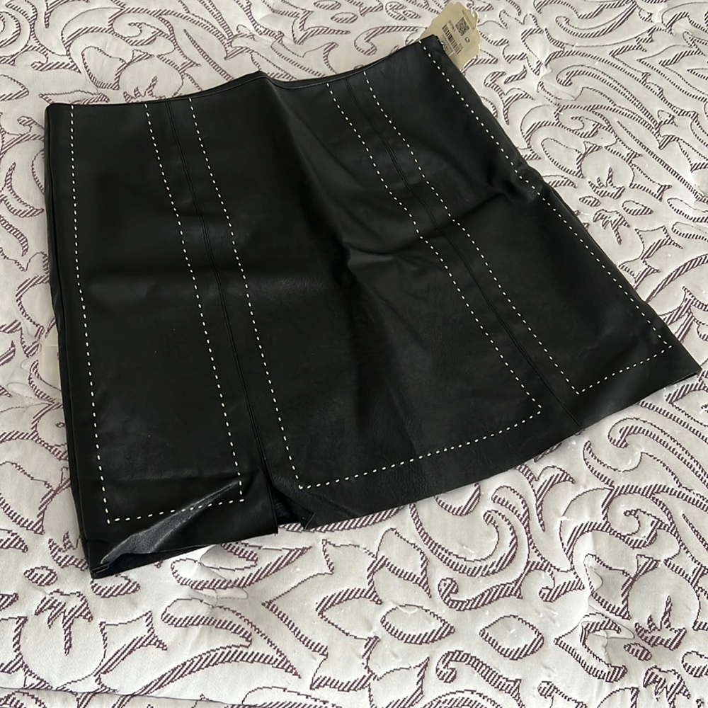 Altar’d State skirt w/ 2 slits in front; size Large new with tags